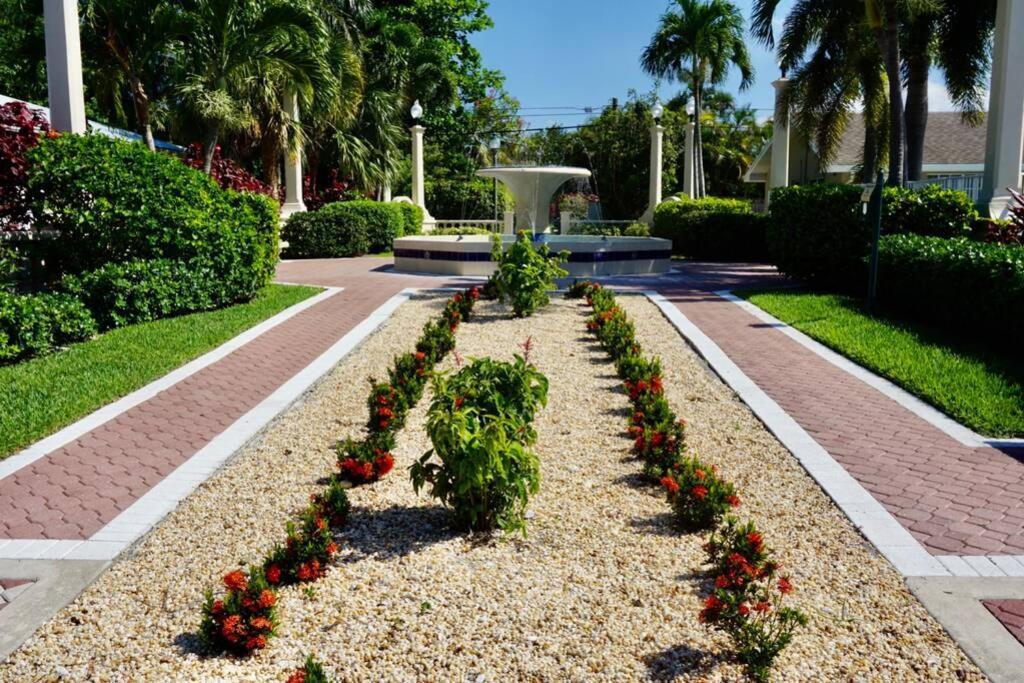 Serenity At Seascape: Steps To The & Shops *
