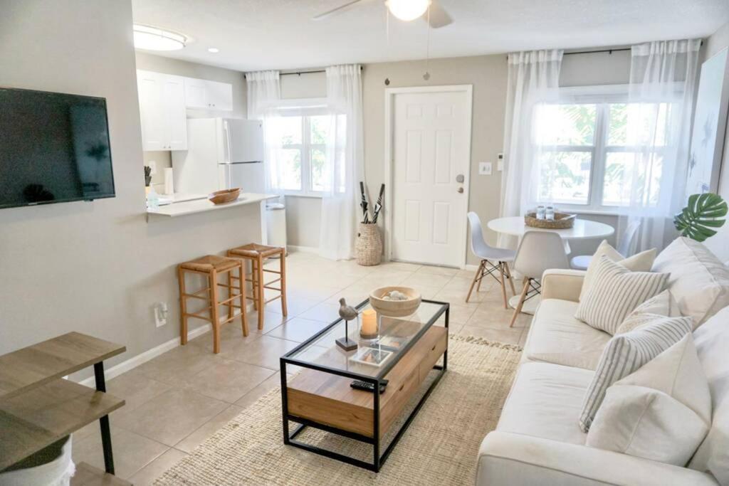 Apartment Serenity At Seascape: Steps To The & Shops Palm Beach Shores