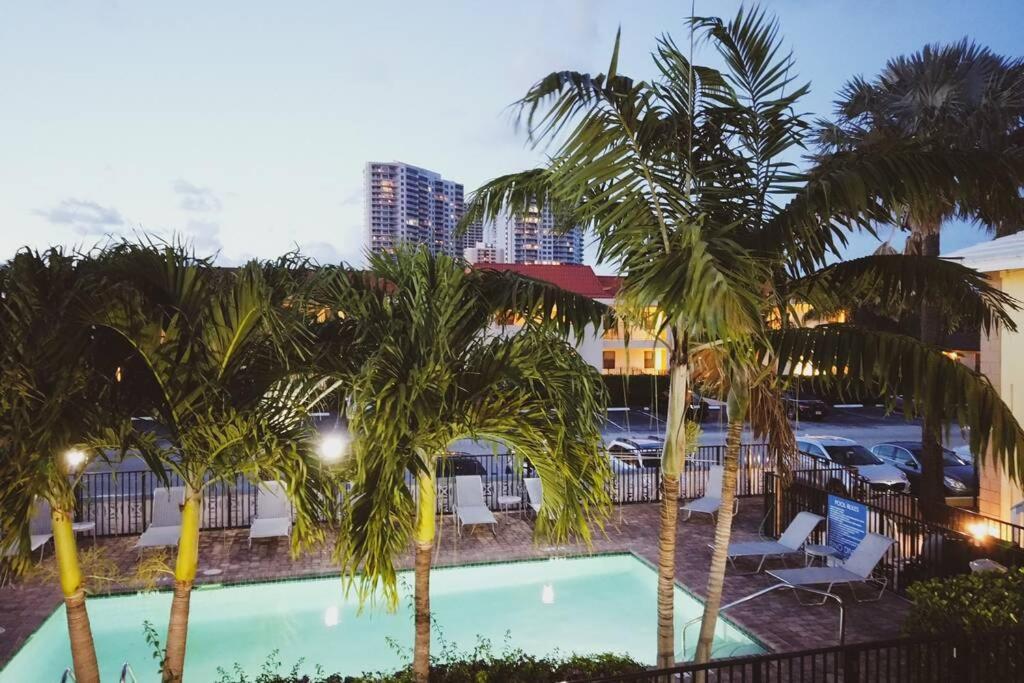 Apartment Serenity At Seascape: Steps To The & Shops Palm Beach Shores