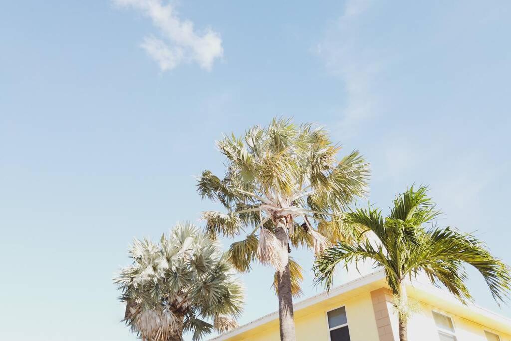 Serenity At Seascape: Steps To The & Shops * Palm Beach Shores